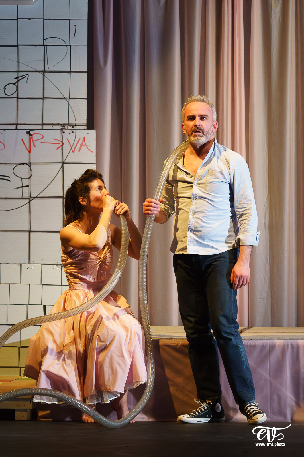 TMTPHOTO DERRIERE LE HUBLOT SE CACHE PARFOIS DU LINGE (LES FILLES DE SIMONE) 027